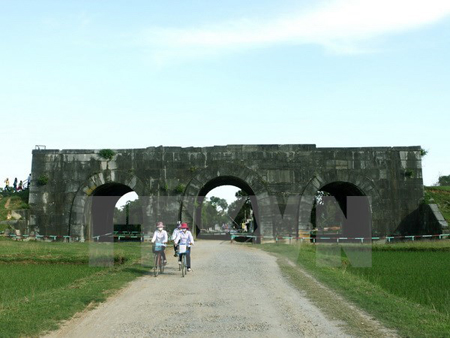 Khu di tích Thành nhà Hồ.